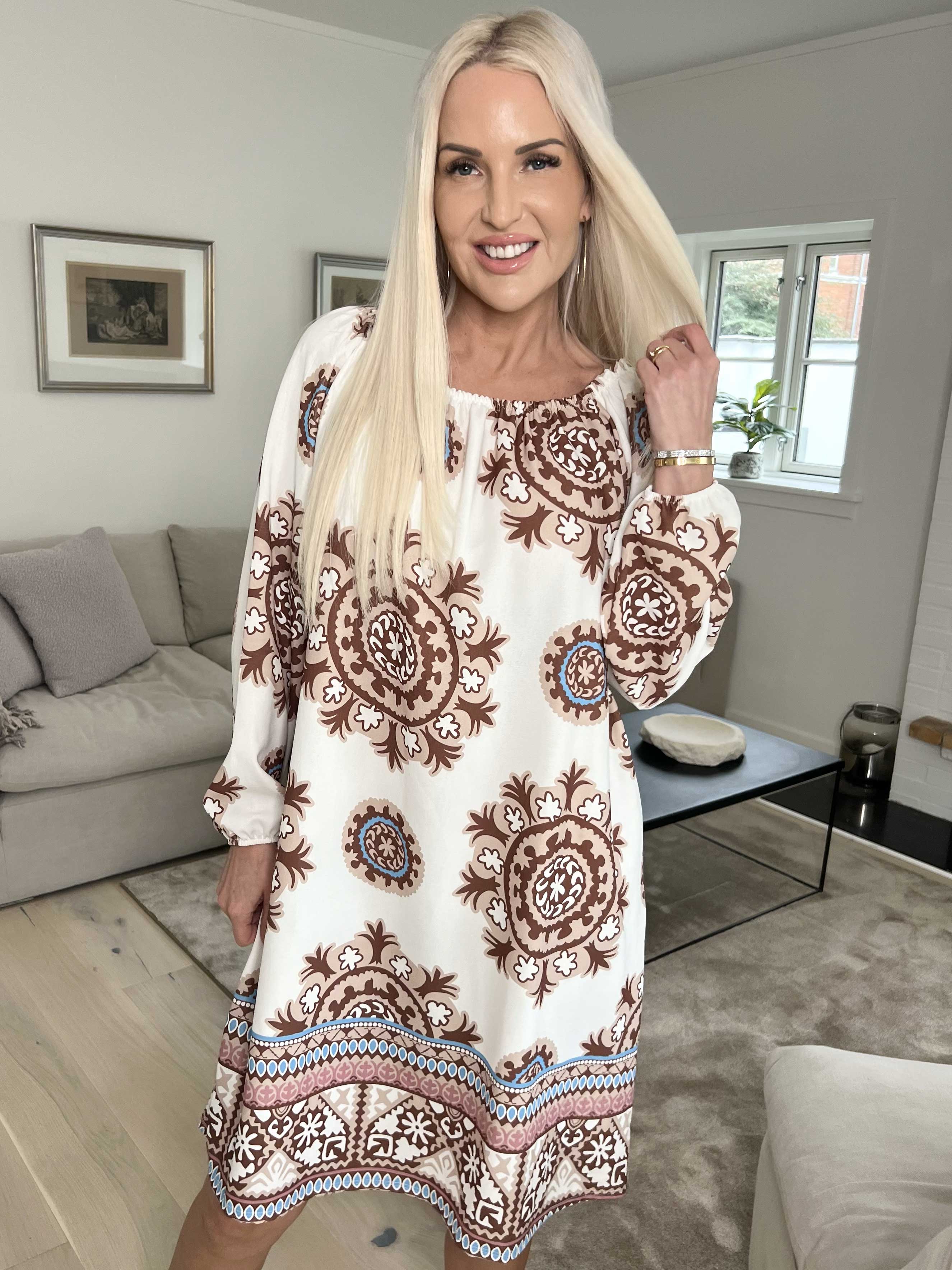 Paulina - Söt långärmad klänning med elastisk halsringning